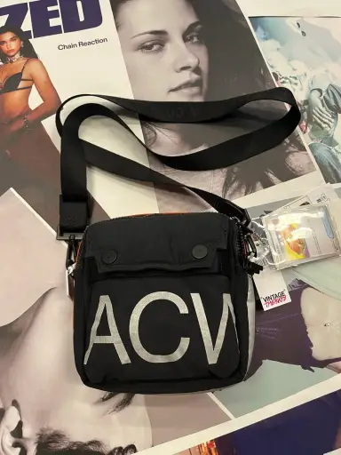 A-COLD-WALL* ACW černá crossbody taška s reflexním logem*