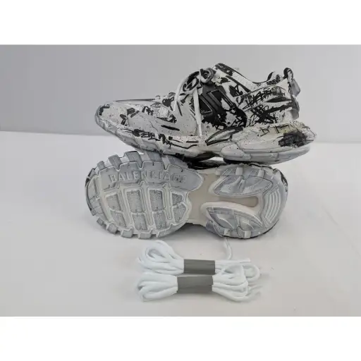 o1rshd1 Graffiti/Dirty/w Track Sneakers in White/Black