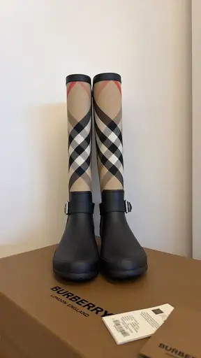 bota burberry original cano alto preta com xadrez