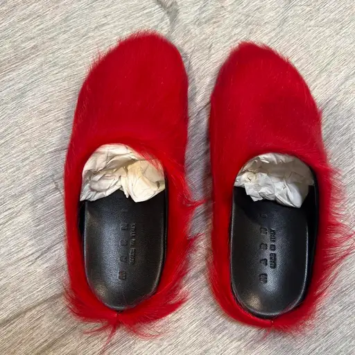 Red faux fur Marni slippers comes with box  #Marni #cozy