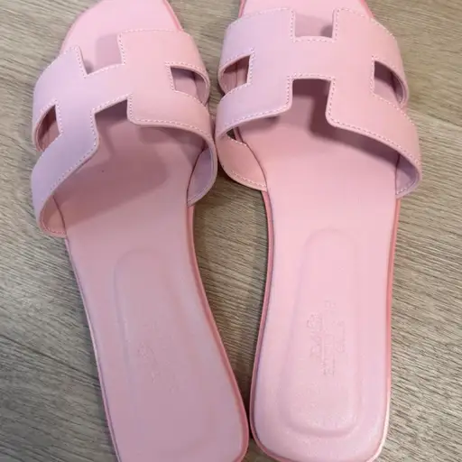 baby pink oran sandals , worn once 

#hermes
#oran
#pink