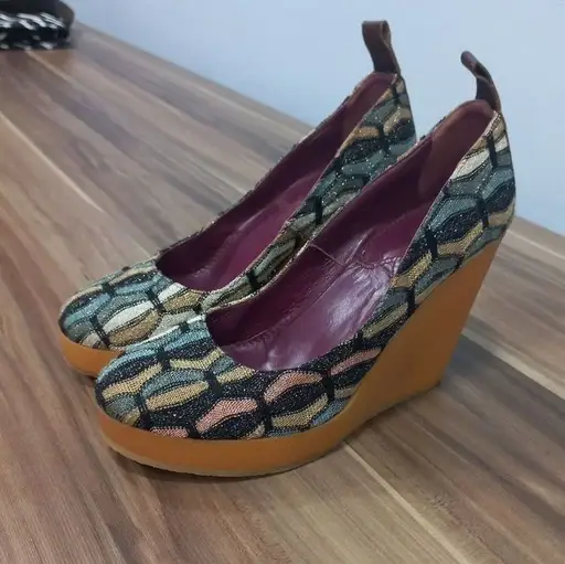 impecável sapato missoni estampado multicolor de salto alto anabela e bico redondo tamanho 38