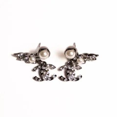 Chanel oorbellen piercings