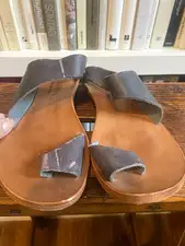 CYDWOQ Womens KEY Gray Leather Slide Sandals w/ Straps - Size 6