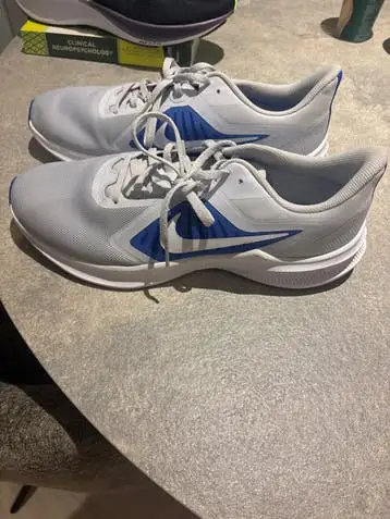 Nike Downshifter 10 - Grijs/Blauw Hardloopschoenen maat 46