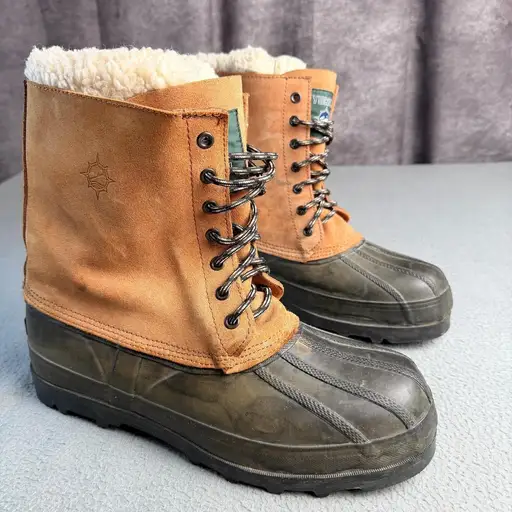 Yukon Mens Size 13 Tan Suede Rubber Duck Boots Faux Shearling Lined Winter Snow

Yukon winter duck boots provide rugged protection and warmth for cold-weather outdoor activities. These boots feature a durable rubber shell bottom to keep moisture out, paired with a tan suede upper for classic style. The interior is lined with a thick, plush faux shearling for insulation and comfort. Designed with a secure lace-up closure and a lugged outsole for traction on slippery surfaces, these boots are ideal for snow, rain, or slushy conditions. The high-top silhouette offers extra ankle support and coverage against the elements.

#Neutral #Activewear #Utility #Winter