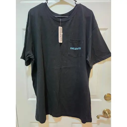NWT RIGAWTR Rig & Water Performance Black Pocket T-Shirt Mens XL Southern Lure

Rig & Water Performance short sleeve pocket t-shirt in black. This Southern Lure graphic tee features a front chest pocket with a light blue logo and a large, vibrant dog head graphic on the back in blue and orange. Constructed with performance fabric designed for comfort and durability, it includes a classic crew neckline and a standard fit. Perfect for outdoor enthusiasts or casual everyday wear.

#Lightweight