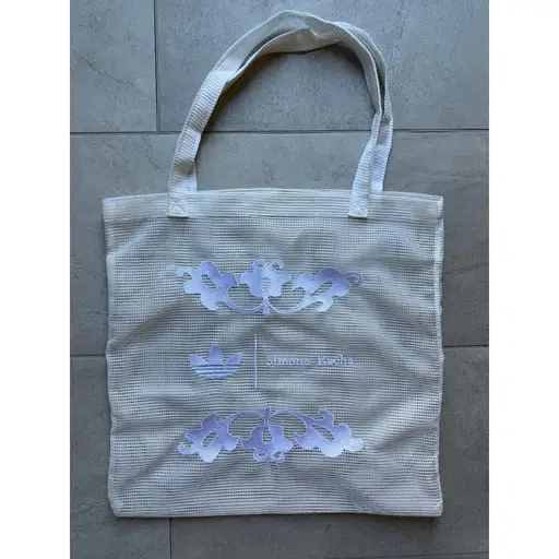 Simone Rocha Adidas Mesh Tote Bag in Cream 

Condition: Brand New - No Tags

Given out at the launch party at Dover Street Market 

Shipping: Ships within 2 business days

Feel free to ask any other questions!

No trades

ALL SALES FINAL

Simone Rocha x Adidas