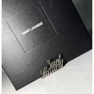 美品 希少 SAINT LAURENT PARIS サンローラン パリ ブランドロゴ文字 シグネチャーデザイン ブローチ シルバー サンローラン(SAINT LAURENT)のレディースのアクセサリー(ブローチ/コサージュ)の商品詳細ページへのリンク