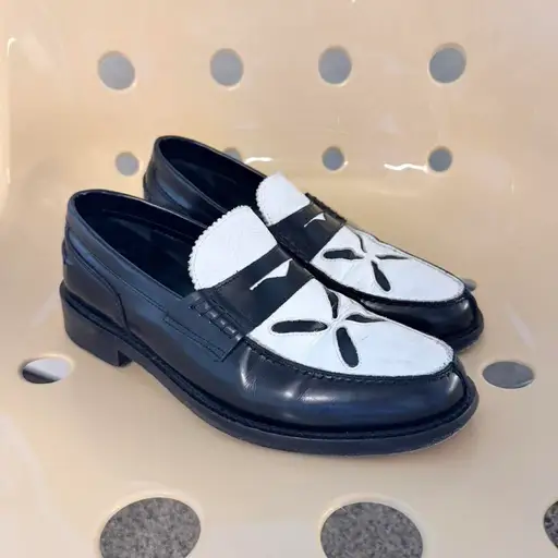 Stefan Cooke Slashed Leather Loafer 
Size 39 
Classic Stefan Cooke cut out leather pattern 
Well loved condition 
No faulty parts. 
Fit EU 39-40 

No Return/Refund 

#stefancooke #loafers

slashed leather, cut out pattern, chunky loafers, black and white, statement footwear, designer shoes, sleek silhouette, polished finish, European size, well maintained