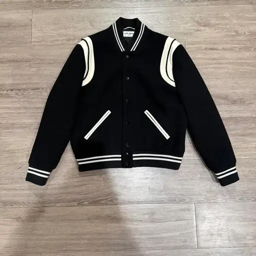 ♱ Saint Laurent black and white classic Teddy jacket ♱

Absolutely beautiful. Thick Wool body, silk lined, button closure

♱ Size 50, 23in chest, 24in length, 26.5in sleeves

♱Lightly used excellent condition 

#Saint Laurent #Hedi #HediSlimane #Teddyjacket #YSL