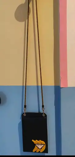 bolsa tiracolo prada banana azul marinho, com detalhes amarelo.