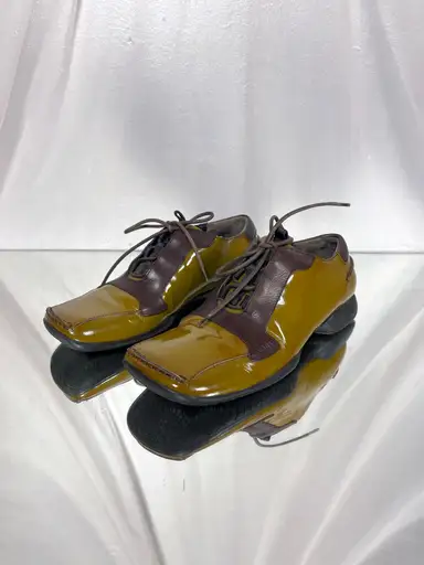 Prada FW 1999 patent leather lace up shoes in dark mustard with contrasting brown panel chunky sole sneakers