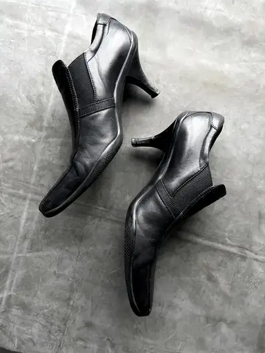 Sporty slip-on heels 