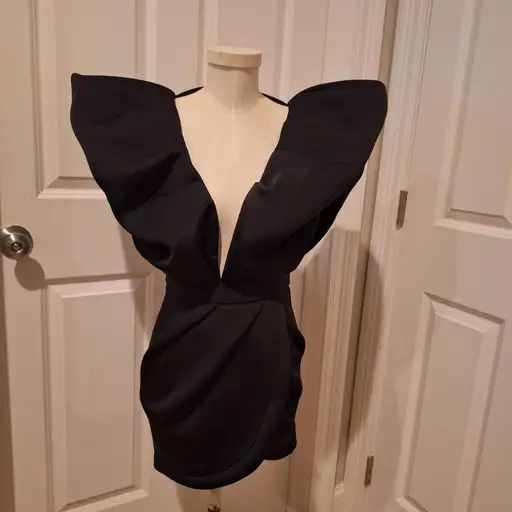 New Mable Dawson Street MiniDress Sz S Black Ruffle Shoulder Plunge V-Neck Party

Dawson Street High Low Mini Ruffle Dress makes a dramatic statement with its architectural silhouette. This sculptural piece features oversized, voluminous ruffles at the shoulders that frame a deep plunging V-neckline. The fitted waist gives way to a wrap-style tulip skirt with pleated detailing, creating a sophisticated yet bold look. Designed with an open back and a secure horizontal strap, it's crafted from a thick, structured fabric that maintains its shape beautifully for cocktail parties or special events.

Measurements:
• Waist: 12" (24" doubled)
• Length (waist to hem): 16.5"
• Bust (pit to pit): 15" (30" doubled)

Please inspect all photos and compare measurements to an item you currently own. Item promptly and professionally shipped after purchase. Color may vary by screen.

#Party #Chic #AvantGarde