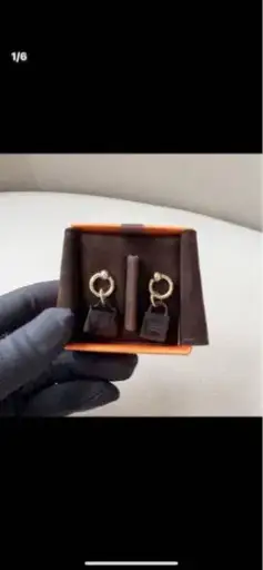 バッグモチーフ ピアス ブラック ゴールドカラー