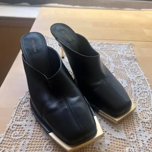 PETER DO black and gold mules. Slightly worn and missing cap on left heel. Size 40. Sooo chic but needs a trip to the cobblers! Open to offers! 

#peterdo #helmutlang #mules
