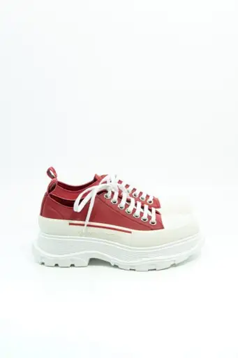 Alexander McQueen „Tread Slick Low Lace Up“ Sneaker mit Plateau in Rot und Weiß