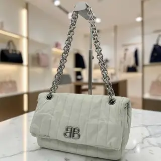 【極美品】BALENCIAGA バレンシアガ モナコ スモール チェーン ショルダーバッグ ホワイト 765966 バレンシアガ(BALENCIAGA)のレディースのバッグ(ショルダーバッグ)の商品詳細ページへのリンク