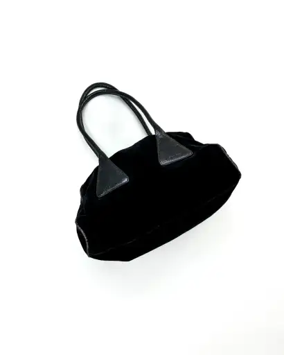 MIU MIU
f/w 2001 velvet bag
2.200 DKK