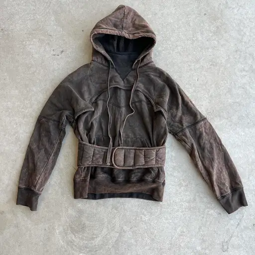 Barragan Mud Wash Armor Hoodie (unisex)

Size M (measurements available)

Made in Mexico

Barragan hoodie in a beautiful sun faded brown mudwash color

Mock neck hoodie with bondage strap waist bag

Designer streetwear padded hoodie with multi layered designs

#barragan
#mudwash
#postapocalyptic
#designer
#streetwear