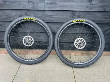 Race Face ARC 27 wielset 29"– DT Swiss 370 – Maxxis Aspen