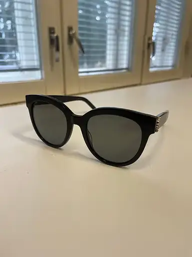 Yves Saint Laurent aurinkolasit musta Naiset